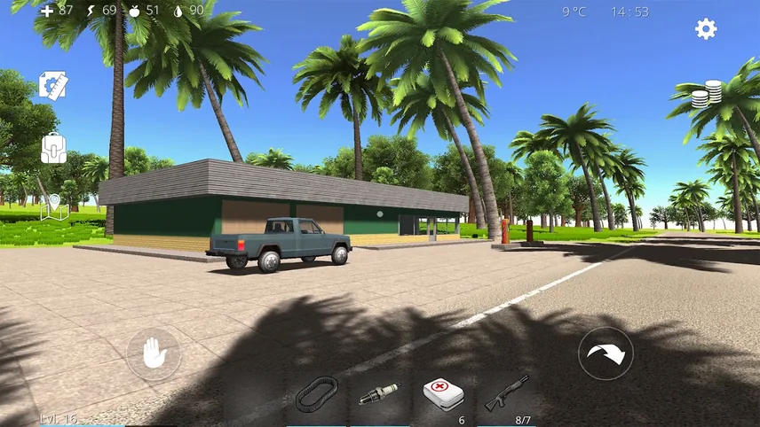 Parque de estacionamento de terra batida com uma carrinha de caixa aberta azul-acinzentada diante de um edifício baixo, e no inventário uma correia de borracha, uma vela de ignição e um estojo de primeiros socorros